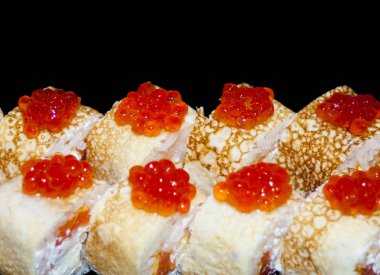 Siyah taşla servis edilen çeşitli suşiler.