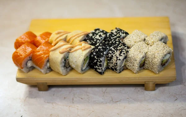 Varios Tipos Sushi Servidos Piedra Negra —  Fotos de Stock