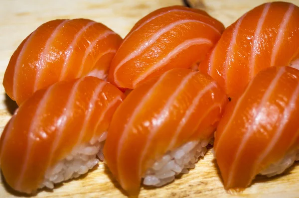Różne Rodzaje Sushi Serwowane Czarnym Kamieniu — Zdjęcie stockowe
