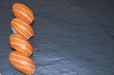 güzel suşi rulo, havyar ve taze balık, yakın çekim