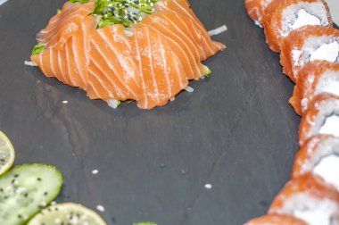 güzel suşi rulo, havyar ve taze balık, yakın çekim