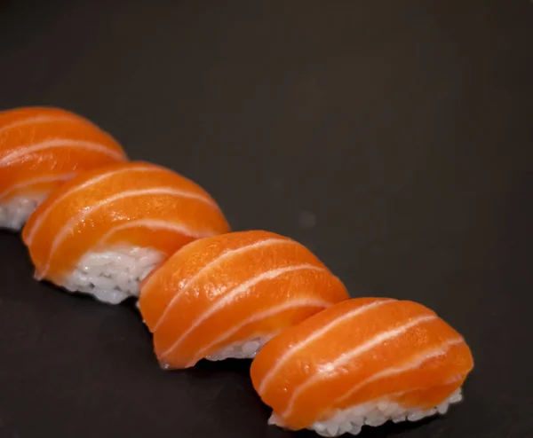 Gyönyörű Sushi Tekercs Friss Hal Kaviár Közeli — Stock Fotó
