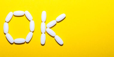 Eczane Tema, beyaz ve kırmızı ilaç antibiyotik ilaç tablet.