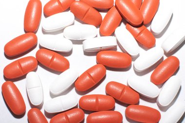 Eczane Tema, beyaz ve kırmızı ilaç antibiyotik ilaç tablet.