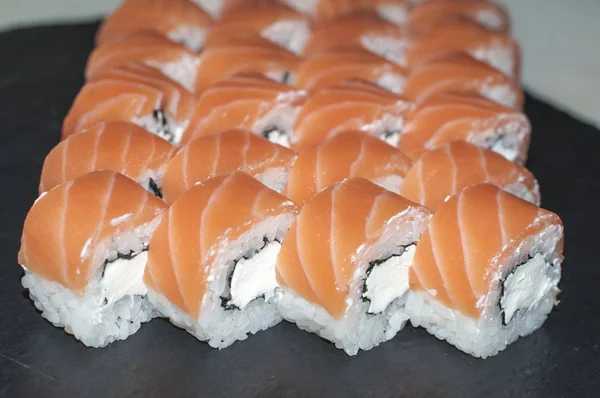 Ensemble Sushis Nigiri Rouleaux Sushi Avec Thé Servi Sur Ardoise — Photo