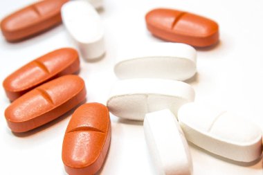 Eczane Tema, beyaz ve kırmızı ilaç antibiyotik ilaç tablet.