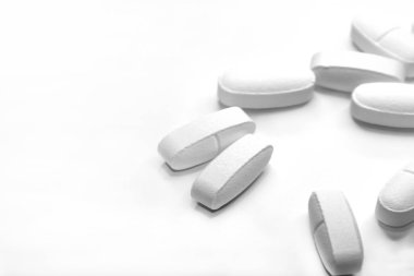 Eczane Tema, beyaz ve kırmızı ilaç antibiyotik ilaç tablet.