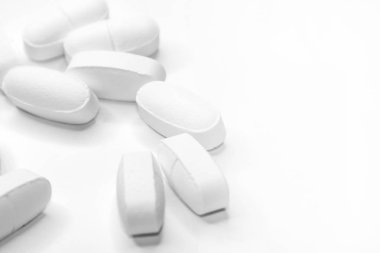 Eczane Tema, beyaz ve kırmızı ilaç antibiyotik ilaç tablet.