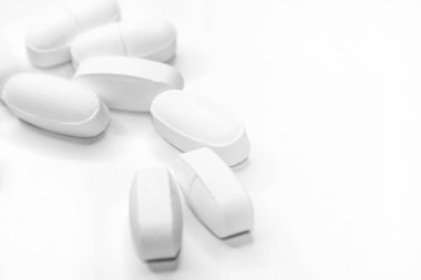 Eczane Tema, beyaz ve kırmızı ilaç antibiyotik ilaç tablet.