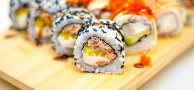 Somon, yılan balığı, ton balığı, avokado, kraliyet karidesi, Philadelphia krem peyniri, havyar tobika, chuka. Suşi menüsü. Japon yemeği..