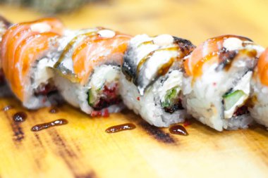 Somon, yılan balığı, ton balığı, avokado, kraliyet karidesi, Philadelphia krem peyniri, havyar tobika, chuka. Suşi menüsü. Japon yemeği..