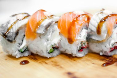 Somon, yılan balığı, ton balığı, avokado, kraliyet karidesi, Philadelphia krem peyniri, havyar tobika, chuka. Suşi menüsü. Japon yemeği..