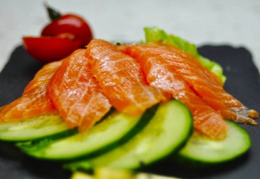 Beyaz arka plan üzerinde izole suşi rulo ürün çeşitliliği