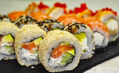 Beyaz arka plan üzerinde izole suşi rulo ürün çeşitliliği