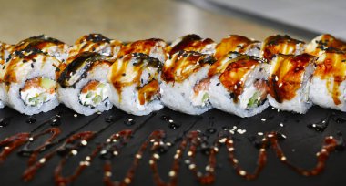 Beyaz arka plan üzerinde izole suşi rulo ürün çeşitliliği