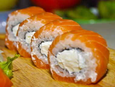 Beyaz arka plan üzerinde izole suşi rulo ürün çeşitliliği