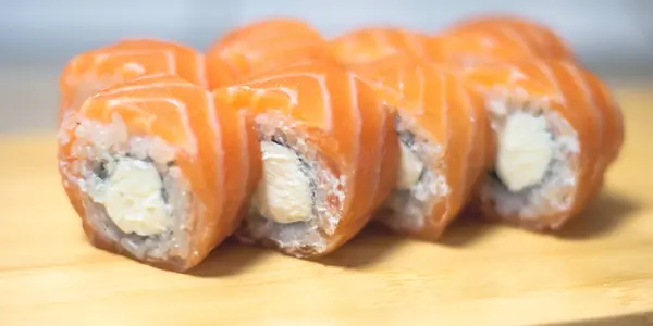 Rainbow Sushi Roll Com Salmão Enguia Atum Abacate Camarão Real — Fotografia de Stock