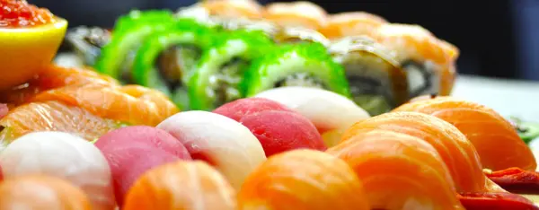 Sushi Tekercs Választék Elszigetelt Fehér Background — Stock Fotó