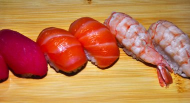 Beyaz arka plan üzerinde izole suşi rulo ürün çeşitliliği