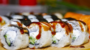 Beyaz arka plan üzerinde izole suşi rulo ürün çeşitliliği