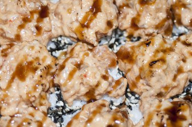 Metal arka planda gri taş kayrak suşi Set nigiri ve suşi rulo çay ile servis