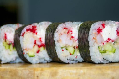 Metal arka planda gri taş kayrak suşi Set nigiri ve suşi rulo çay ile servis