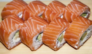 Metal arka planda gri taş kayrak suşi Set nigiri ve suşi rulo çay ile servis