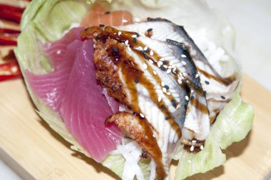 Metal arka planda gri taş kayrak suşi Set nigiri ve suşi rulo çay ile servis