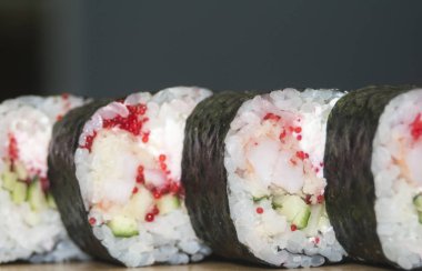 Metal arka planda gri taş kayrak suşi Set nigiri ve suşi rulo çay ile servis