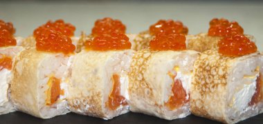 Metal arka planda gri taş kayrak suşi Set nigiri ve suşi rulo çay ile servis