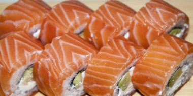 Metal arka planda gri taş kayrak suşi Set nigiri ve suşi rulo çay ile servis