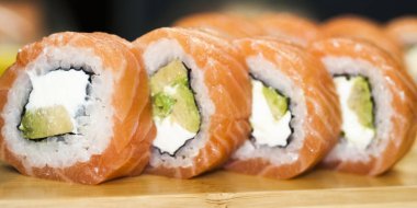 Metal arka planda gri taş kayrak suşi Set nigiri ve suşi rulo çay ile servis