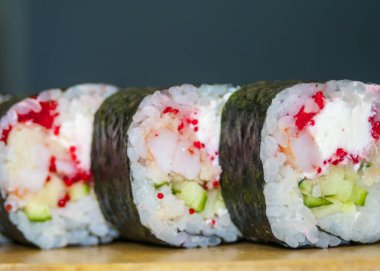 Metal arka planda gri taş kayrak suşi Set nigiri ve suşi rulo çay ile servis