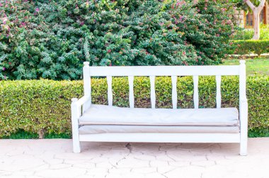 Ahşap Bank ve yeşil yaprakları arka plan duvar