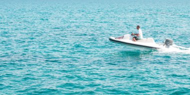 İnsanlar üzerinde deniz taşıtları sürme. Yaz eğlencesi. Deniz taşıtları üzerinde sürme için etkin olan kişileri.