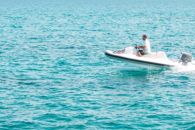 İnsanlar üzerinde deniz taşıtları sürme. Yaz eğlencesi. Deniz taşıtları üzerinde sürme için etkin olan kişileri.