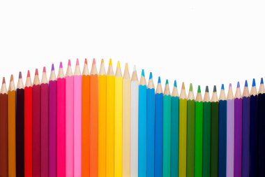 Renkli kalemler beyaz arka plan üzerinde beyaz arka plan üzerinde izole renkli kalemler izole.