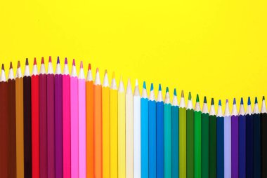 Renkli kalemler beyaz arka plan üzerinde beyaz arka plan üzerinde izole renkli kalemler izole.