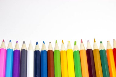 Renkli kalemler beyaz arka plan üzerinde beyaz arka plan üzerinde izole renkli kalemler izole.