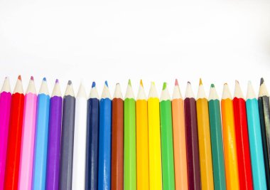 Renkli kalemler beyaz arka plan üzerinde beyaz arka plan üzerinde izole renkli kalemler izole.