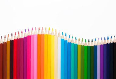 Renkli kalemler beyaz arka plan üzerinde beyaz arka plan üzerinde izole renkli kalemler izole.