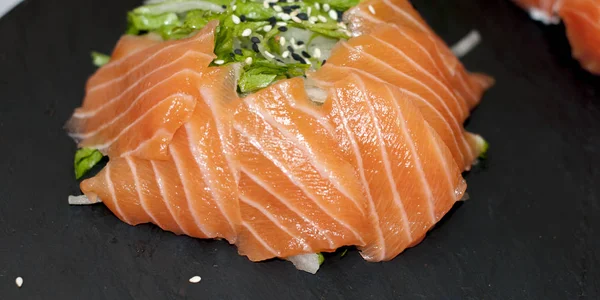Wunderschönes Sushi Semmeln Mit Kaviar Und Frischem Fisch — Stockfoto