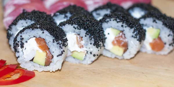 Belo Sushi Rolos Com Caviar Peixe Fresco — Fotografia de Stock