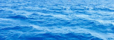 Yaz panoramik deniz ve dağ manzarası