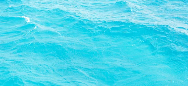 海と山脈の夏のパノラマビュー — ストック写真