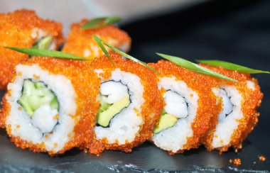 Rulo somon, avokado, salatalık. Sushi Menüsü Japon yemekleri