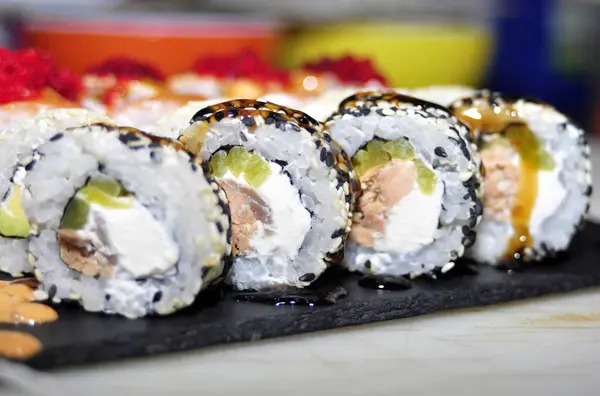 Detailní Záběr Sushi Rolky Hůlkami Tmavém Pozadí — Stock fotografie