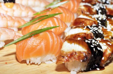 Beyaz bir arka plan üzerinde nigiri suşi ayarla