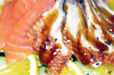 Beyaz bir arka plan üzerinde nigiri suşi ayarla