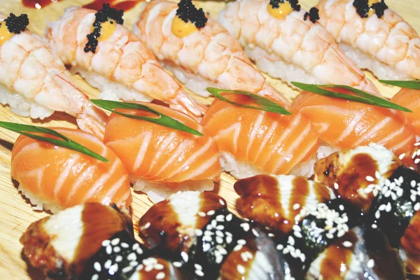 Nigiri Sushi Ligger Vit Bakgrund — Stockfoto